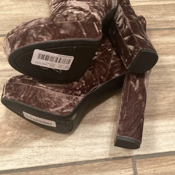 Gianni Bini ( Better for size 7 fit)
Didier Velvet Platform Block Heel
Booties - Picture 6 of 6